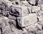 Site du Champ-de-Mars, pierres bouchardées